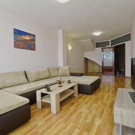 Апартаменты Spacious And Bright Maisonette Center *