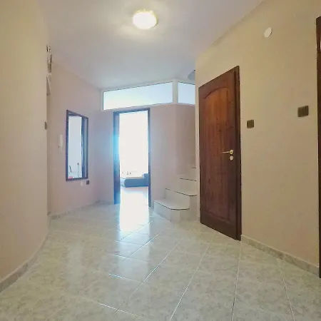 Spacious And Bright Maisonette Center Варна