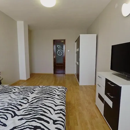 Апартаменты Spacious And Bright Maisonette Center