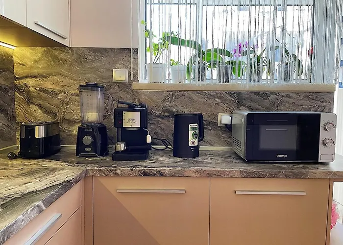 Spacious And Bright Maisonette Center Apartment *