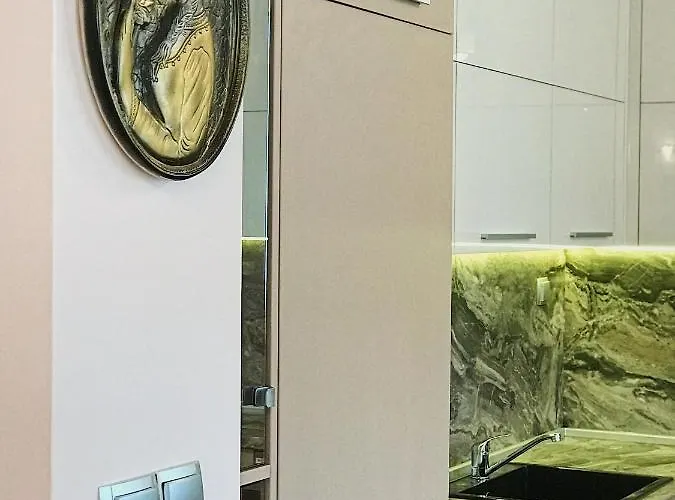 Spacious And Bright Maisonette Center Apartment