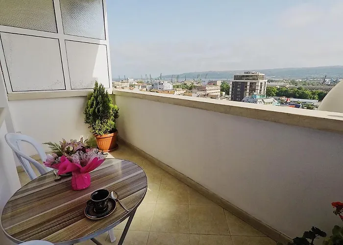 Spacious And Bright Maisonette Center Apartment Varna