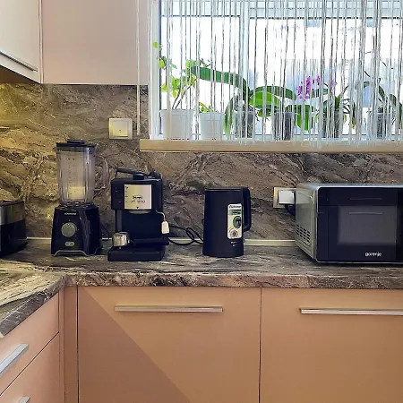 Spacious And Bright Maisonette Center דירה *