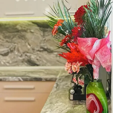 Spacious And Bright Maisonette Center דירה