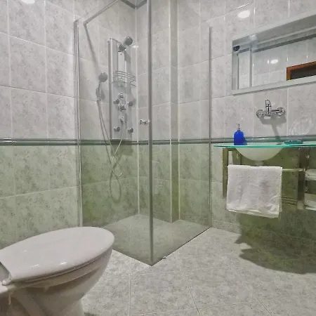 Spacious And Bright Maisonette Center וארנה