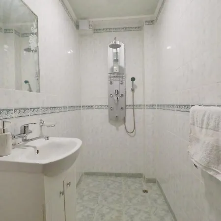 Spacious And Bright Maisonette Center * וארנה