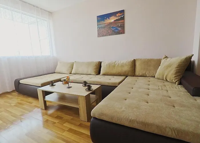 Spacious And Bright Maisonette Center