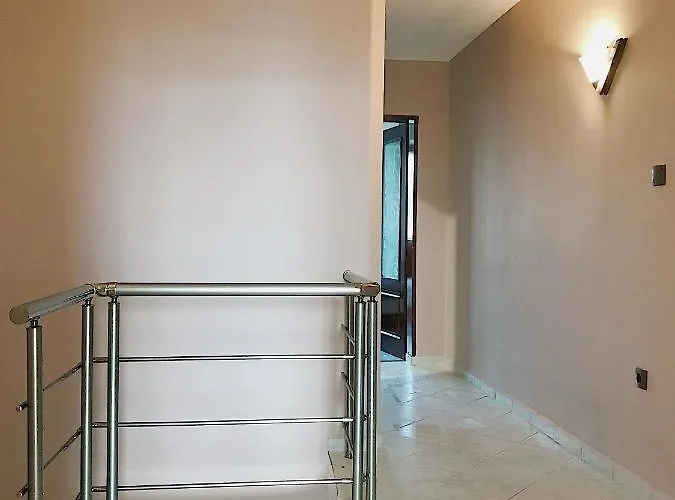 Spacious And Bright Maisonette Center Apartment