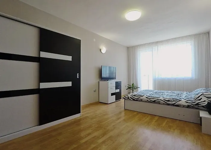 Spacious And Bright Maisonette Center Apartment *